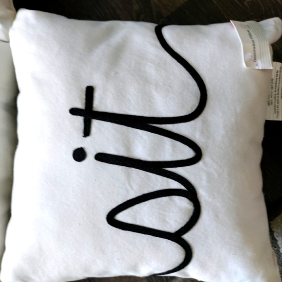 3 decorative pillows - Picture 2 of 6